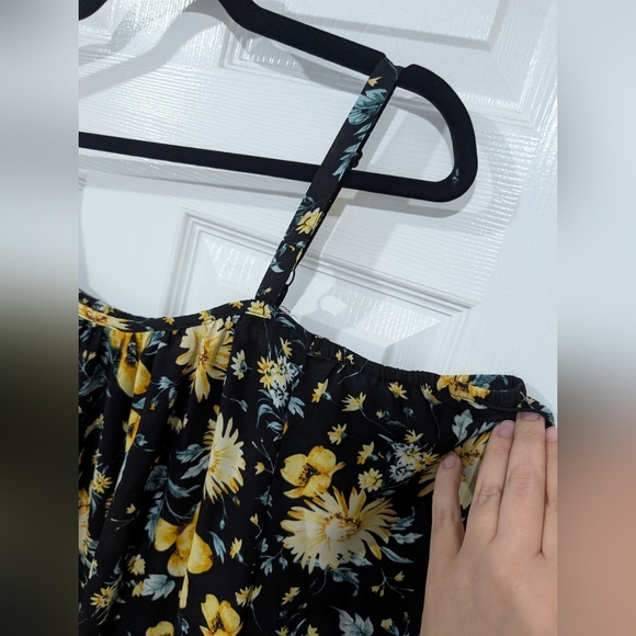 Torrid Black and Yellow Floral Georgette Cold Shoulder Blouse in Size 1 (14/16) - Picture 7 of 13